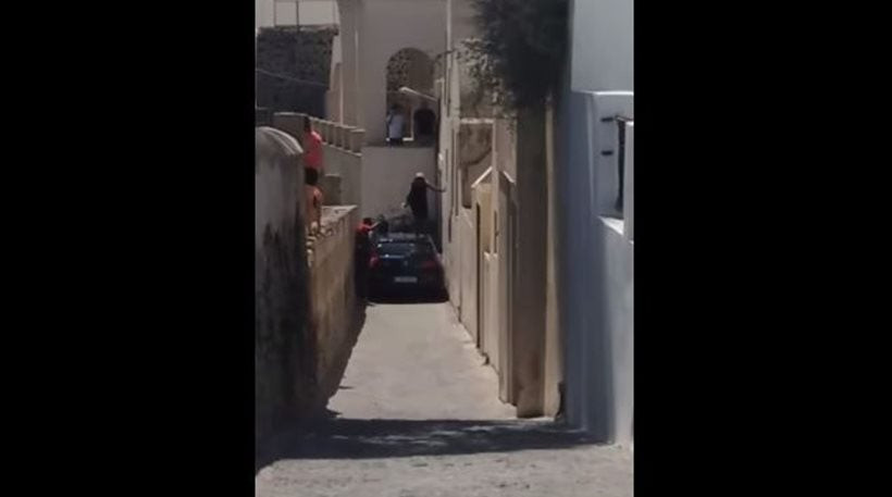 Αυτοκίνητο σφήνωσε σε σοκάκι στη Σαντορίνη και οι πεζοί σκαρφάλωναν για να το περάσουν (βίντεο)
